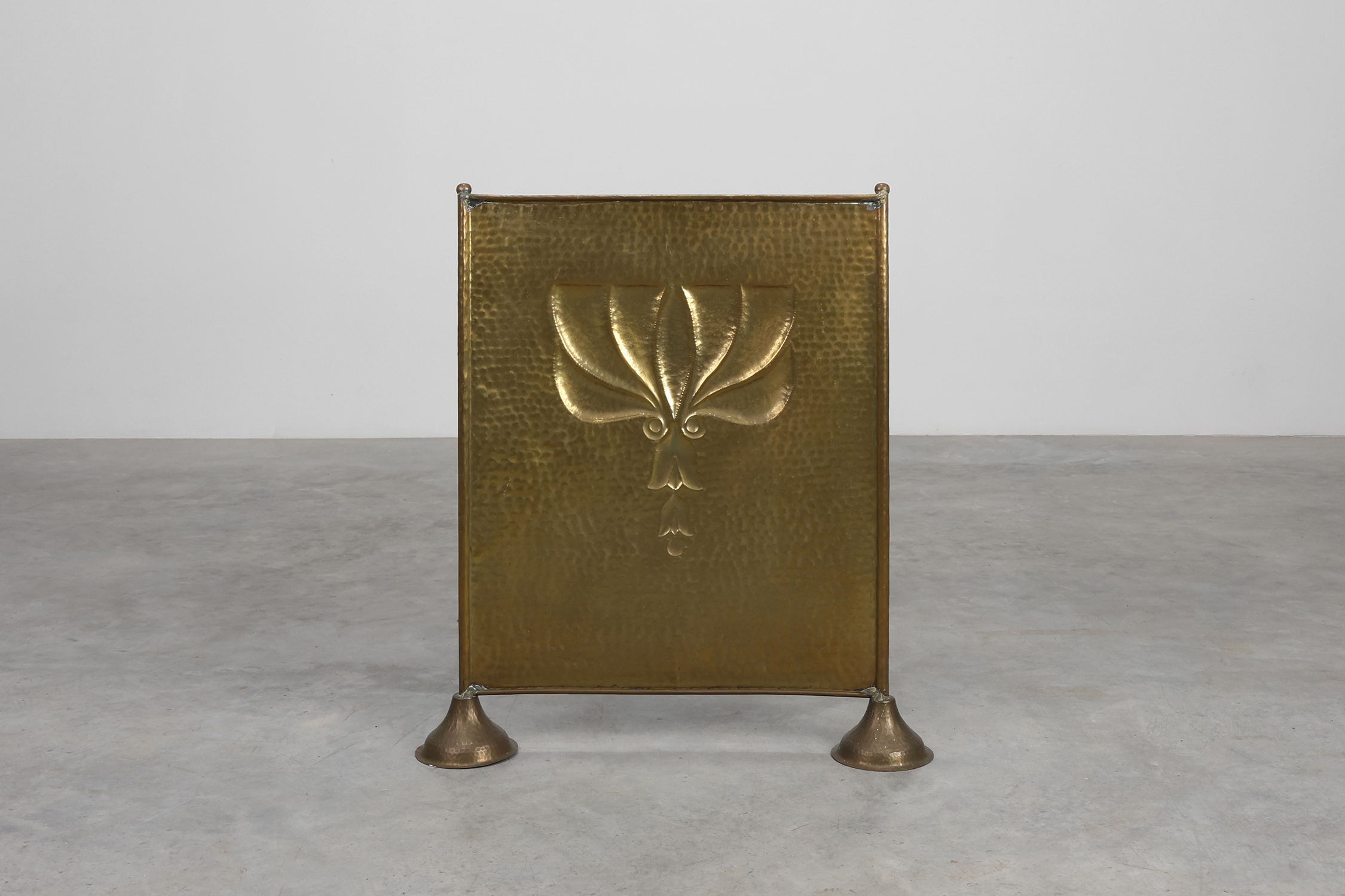 Elegant Art Deco hammered Copper Fireplace Screen, France 1920sthumbnail